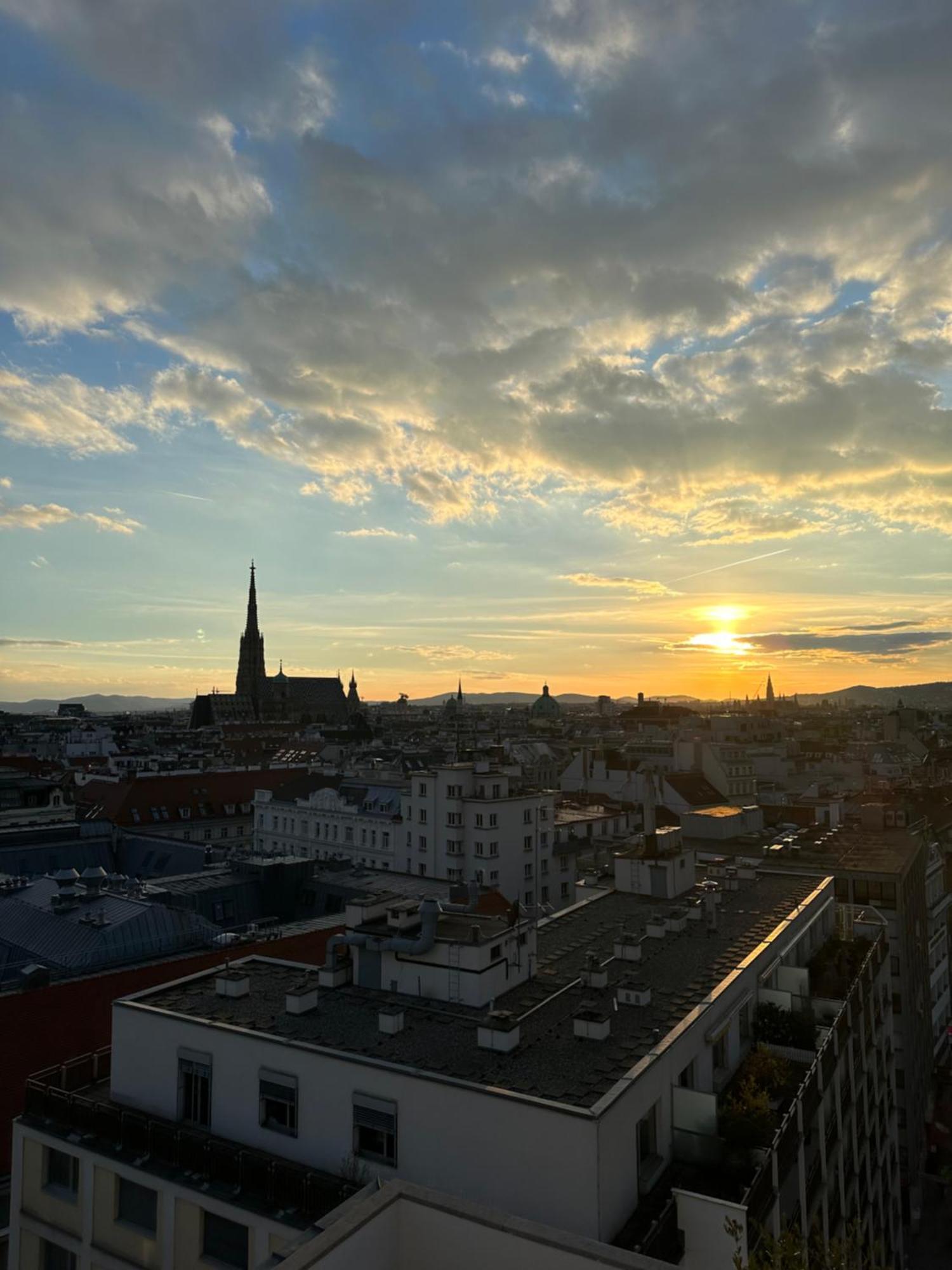 Center Apartment With 360° Rooftop Wenen Buitenkant foto