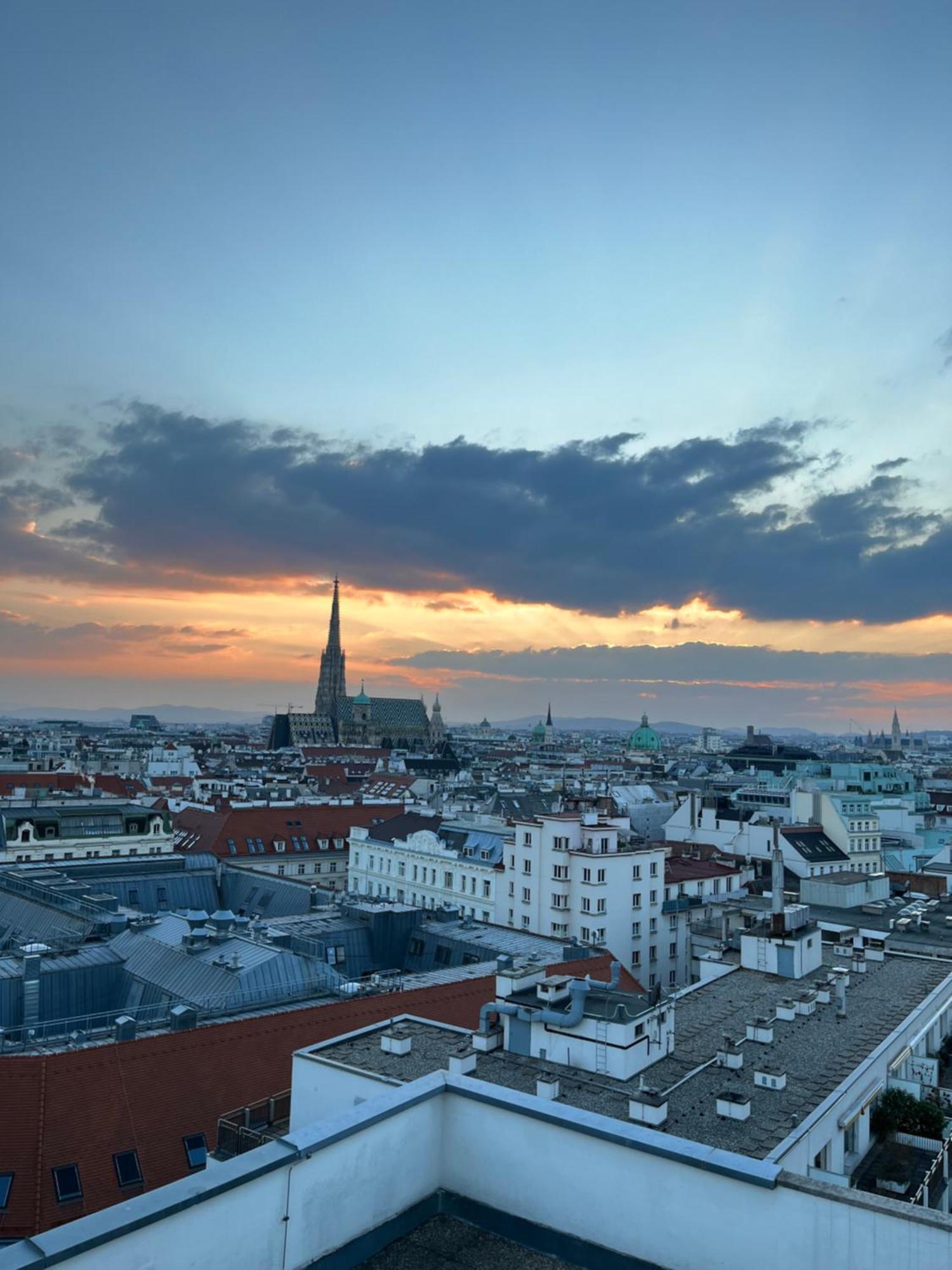 Center Apartment With 360° Rooftop Wenen Buitenkant foto